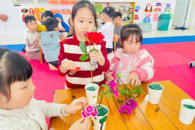 HOẠT ĐỘNG CẮM HOA TẶNG CÔ NHÂN NGÀY 8/3 CỦA CÁC BÉ LỚP 5 TUỔI B