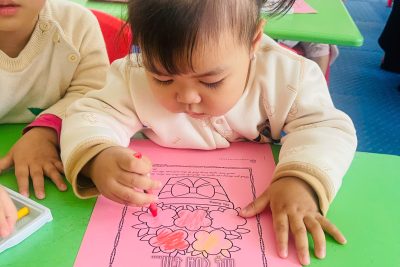 Hoạt động tô màu bó hoa tặng mẹ 8/3 của các bé lớp 2TB