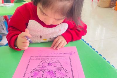 Hoạt động: Bé tô màu hoa tặng mẹ 8/3 – Lớp nhà trẻ 2 tuổi B