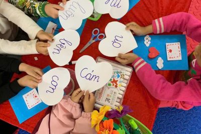 HOẠT ĐỘNG LÀM THIỆP TẶNG MẸ NHÂN NGÀY 8/3 CỦA CÁC BÉ LỚP 5 TUỔI A